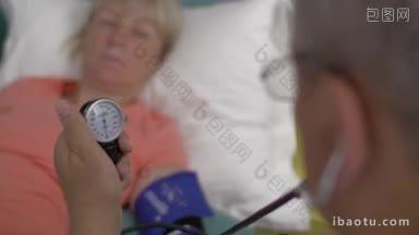 男医生到妇女家里测量血压